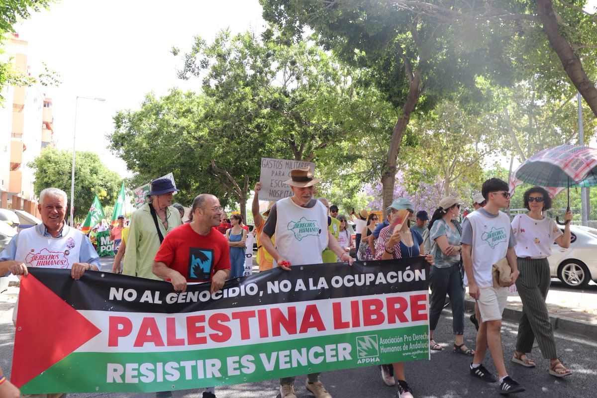 APDHASevilla's tweet image. Manifestación,en Sevilla, contra el rearme. Ni un euro más para el gasto militar!!!! No es una Guerra, es un GENOCIDIO!!!!! Gastos militares para fines sociales!!!!
#DerechosHumanos #NoALaGuerra 
#StopGenocideOfPalestinians