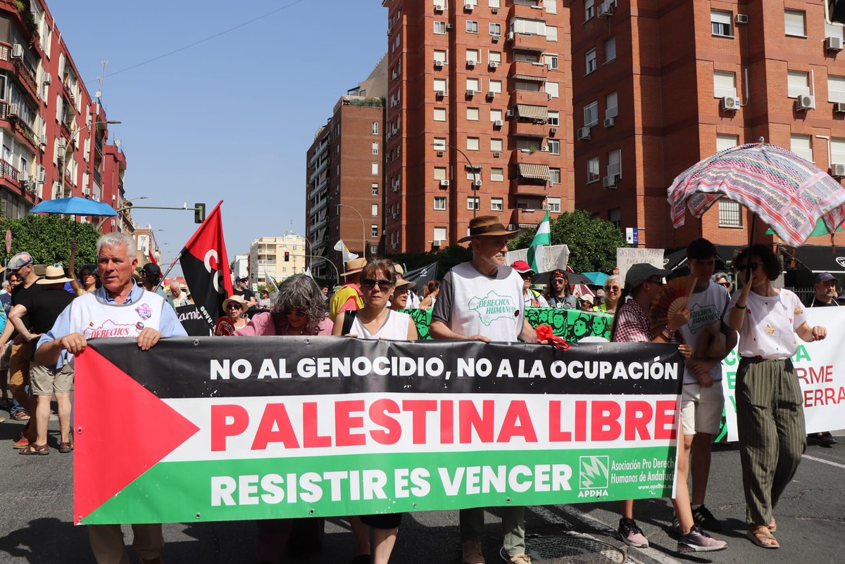 APDHASevilla's tweet image. Manifestación,en Sevilla, contra el rearme. Ni un euro más para el gasto militar!!!! No es una Guerra, es un GENOCIDIO!!!!! Gastos militares para fines sociales!!!!
#DerechosHumanos #NoALaGuerra 
#StopGenocideOfPalestinians