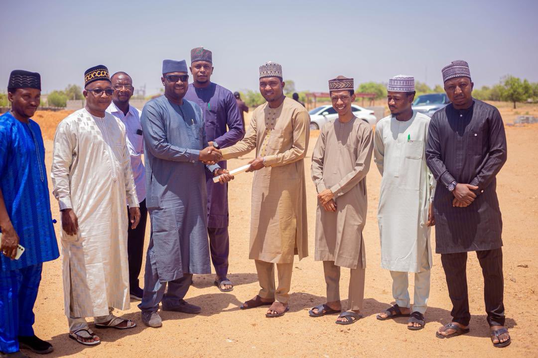 KTP92's tweet image. KTSG HANDS-OVER CNG SERVICE STATION AND CONVERSION SITE TO SAFE SPACE ENERGY LTD
The Katsina State Government has handed over the site for the construction of a Compressed Natural Gas (CNG) Service Station and Conversion Workshop in the state.
This initiative aligns with both…