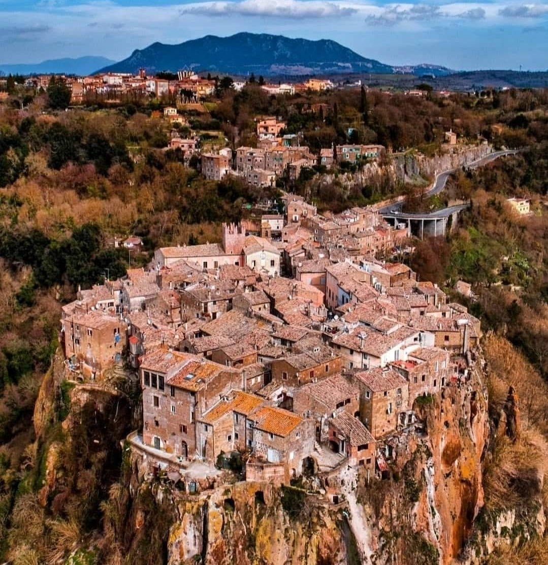 زیباترین جای اروپا برای 'Roadtrip' بدون شک مرکز ایتالیاست. میری رم یا فلورانس و از همون فرودگاه یک ماشین کرایه می‌کنی و میزنی به جاده! میری تا برسی به روستاهای سنگی بالای تپه و مزارع انگور و زیتون. ۱۲ روز تمام میتونی اینجا بچرخی و از جاده های روستایی خلوت، غذاهای محلی و مناظر