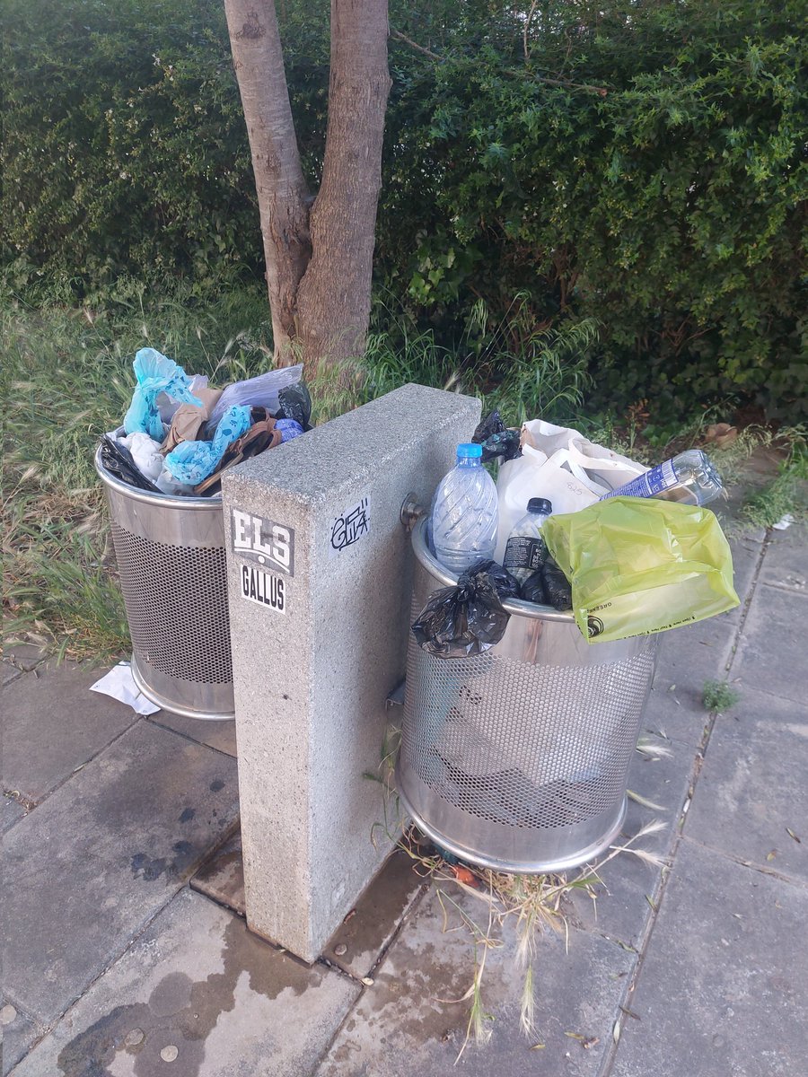 martaclavall's tweet photo. Dissabte a les 9h del matí. I el contenidor ben ple! Ajuntamnet de Girona es possible que hi hagi alguna cosa que no funciona??? O només es una sensació meva??? Girona cada dia més bruta!!!!! https://t.co/oWqFzEAahN