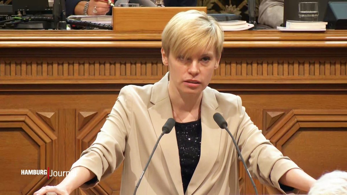 Das ist Olga.
Olga ist vor einem Jahr nach Russland ausgewandert.
Jetzt kommt Olga zurück.
Nur die wenigsten wollen in Russland bleiben.  Warum wohl?