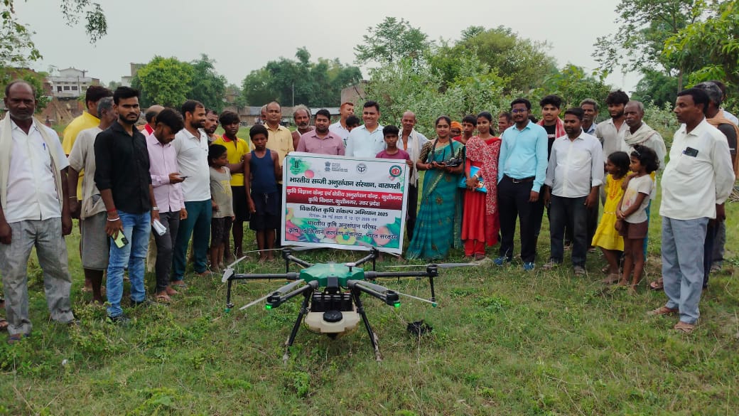 icar_iivr's tweet image. 🚀 Cutting-edge AgriTech showcased on Day 3:

📱 Kisan Sarathi mobile app
🐝 Beekeeping for marginal farmers
🪤 Pheromone &amp;amp; sticky traps
🌱 Zero tillage technology
☀ Soil solarization

#AgriInnovation #DigitalIndia #TechForFarmers