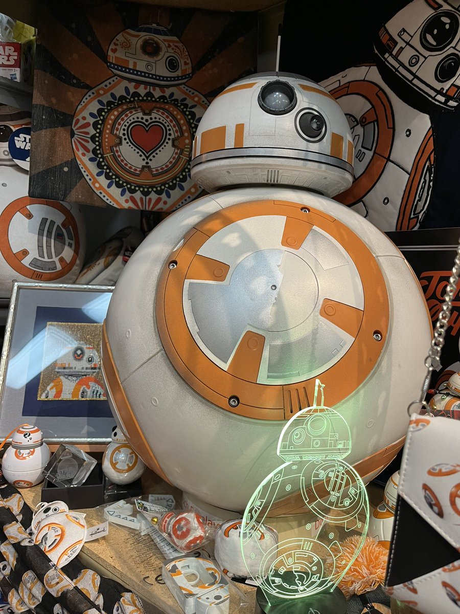 RanchoObiWan's tweet image. Rolling our way into the weekend with a look at a few BB-8’s displayed 😊

#RanchoObiWan #bb8 #starwars #starwarsmuseum