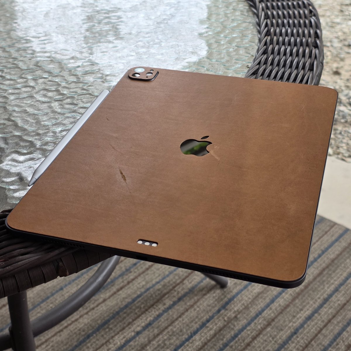 ohtee_s's tweet photo. I caved and ordered @dbrand https://t.co/lQUigJUQAS