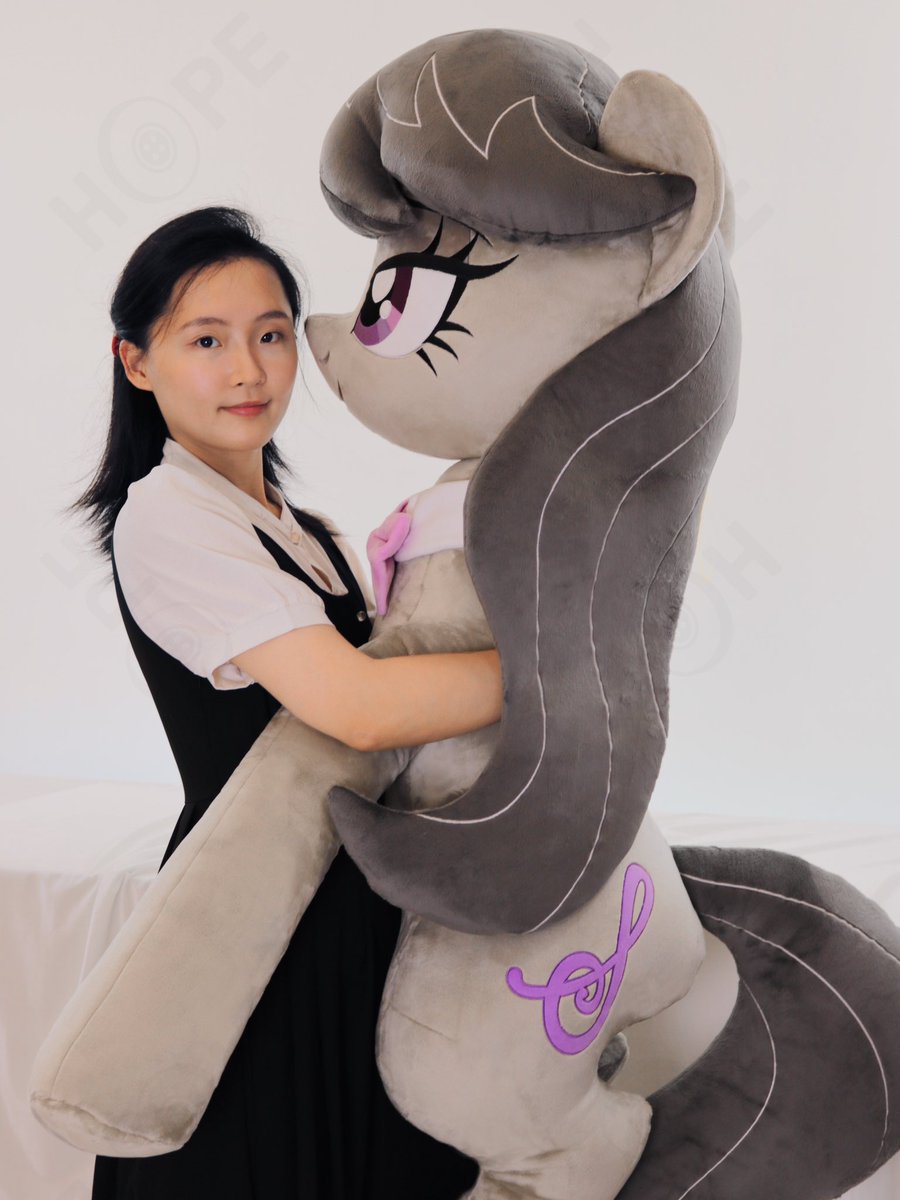 50kilosofhope's tweet photo. Photos with Octavia📷✨  
Presenting the 1.6m enormous Octavia!  
First time appearing in shots for size comparison 🥹  
A whole new experience posing with Octavia!  
Hope you like! 💕
#Octavia #mlpfilm #mylittlepony #friendshipismagic https://t.co/pEdfRQ7mNq