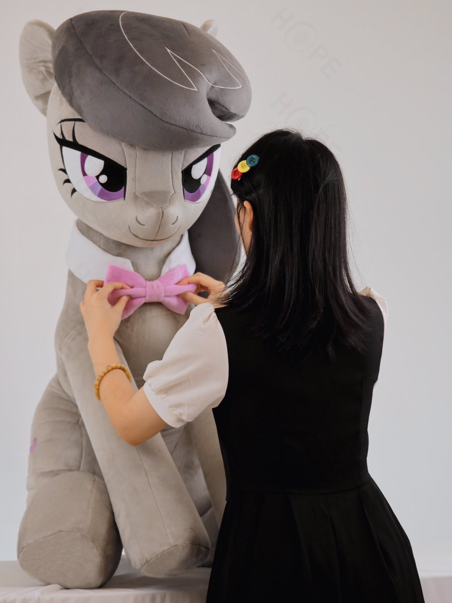 50kilosofhope's tweet photo. Photos with Octavia📷✨  
Presenting the 1.6m enormous Octavia!  
First time appearing in shots for size comparison 🥹  
A whole new experience posing with Octavia!  
Hope you like! 💕
#Octavia #mlpfilm #mylittlepony #friendshipismagic https://t.co/pEdfRQ7mNq