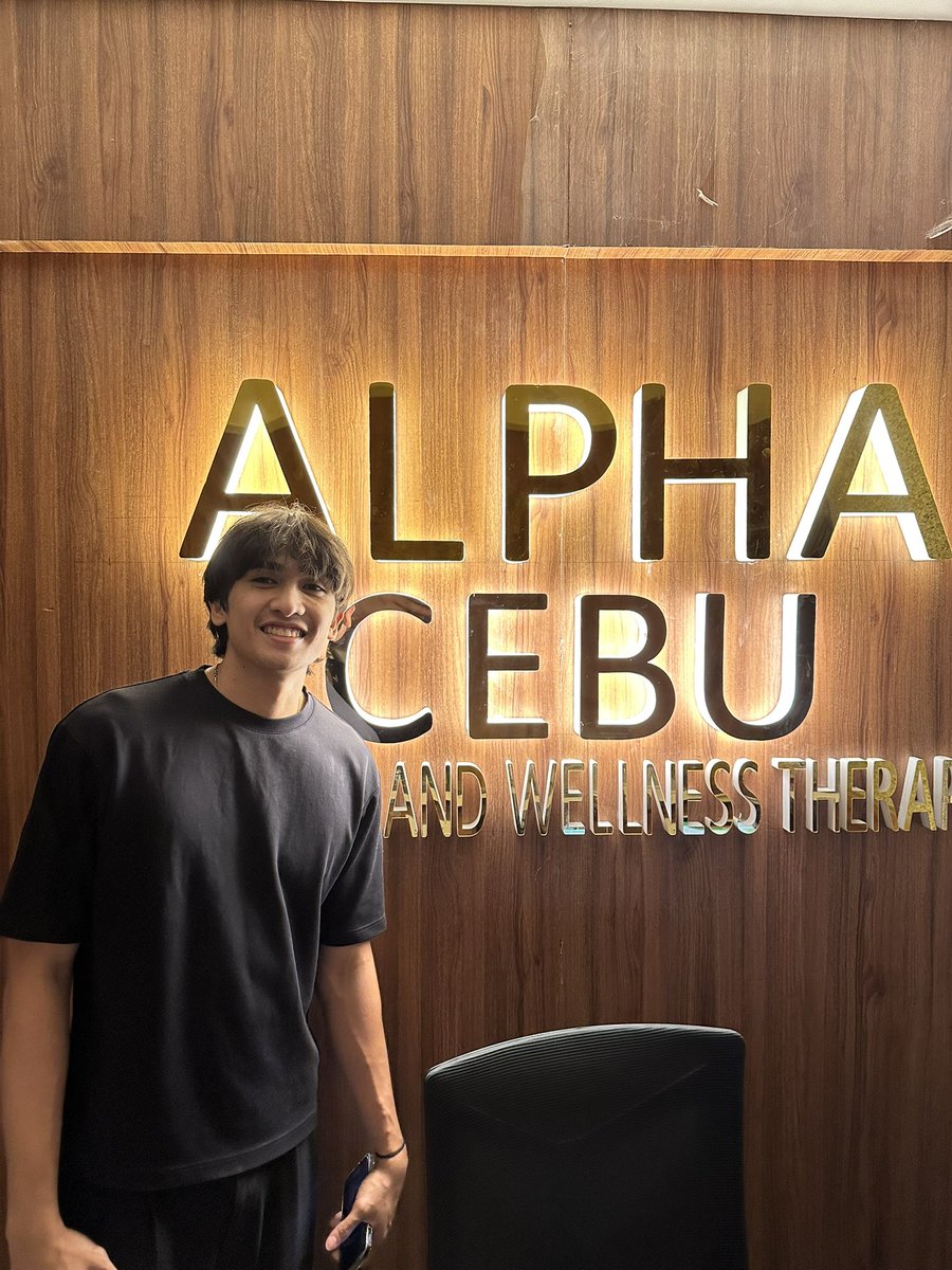 Meet Nico, our OJT from College of Saint Benilde! He's 6'3 tall and he's also part of #AlphaCEBU's frontliners!

Last night he personally entertained everyone at the lounge, showing hospitality  and respect for our community 🏳️‍🌈