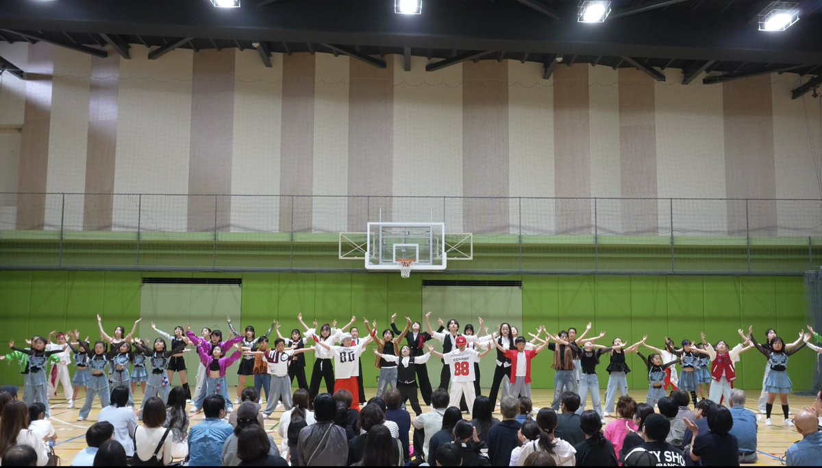 RISABON55's tweet photo. MAZZELの曲「JOKER」を総勢50人で踊ったよ
#せせらぎフェスティバル
#nonstopbombers
#FUNKYDOCKERS https://t.co/MWPBLyPcIa