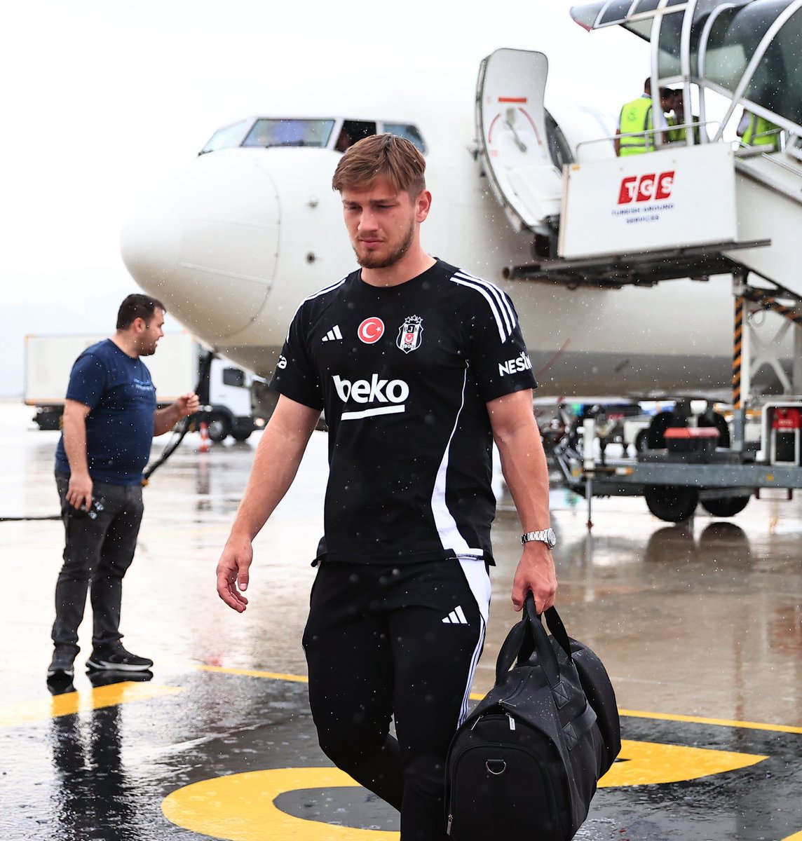 Besiktas's tweet photo. 🦅 Beşiktaşımız Bodrum’da!

Karayolu ulaşım sponsorumuz @temsaturkiye, Bodrum’da da yanımızda.

#BDRvBJK https://t.co/0xVI7b6Mqt