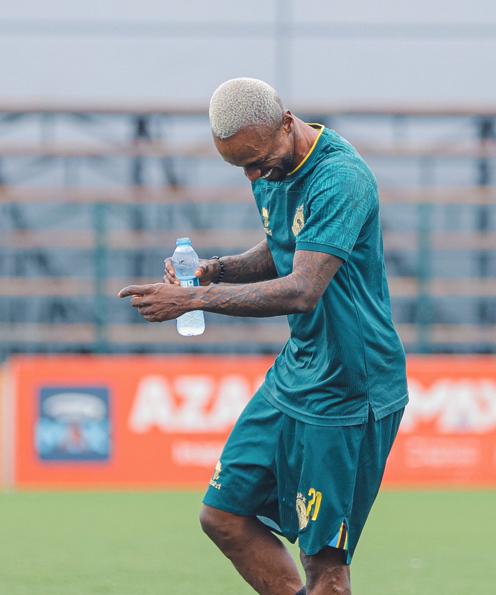 YoungAfricansEN's tweet photo. Jamani 𝐌𝐀𝐈 wetu unatukimbia mpaka huku🤣 

#TheClubAboveAll🔰 https://t.co/voDrvDbR7r