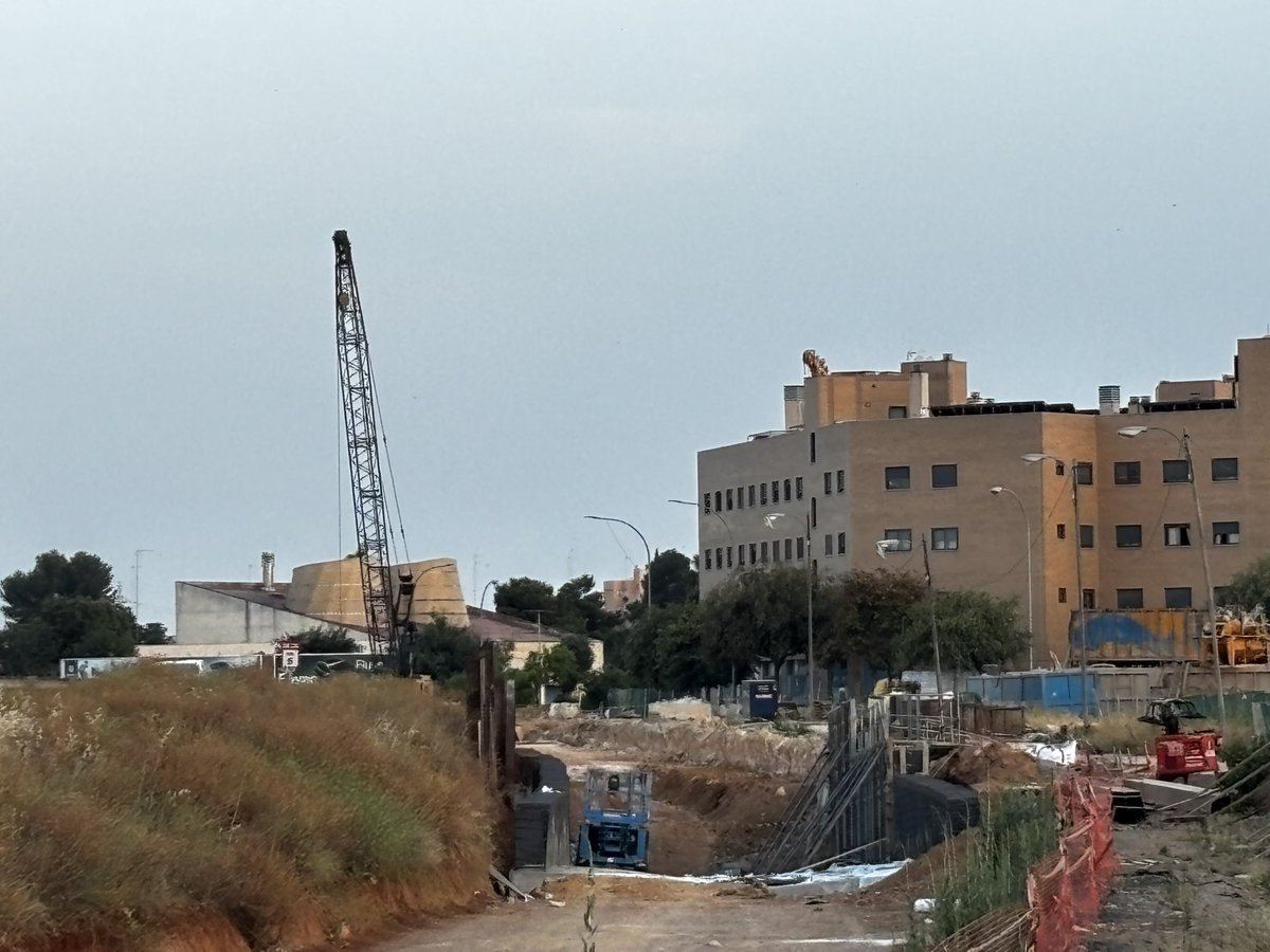Se ha comenzado a cubrir la estructura de la marquesina con paneles.
Queda muy poco para finalizar el forjado superior y finalizar la estructura.
