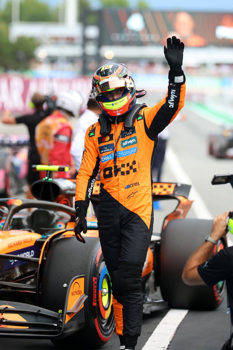 The wave of a four-time polesitter! 👏 <a href="/OscarPiastri/">Oscar Piastri</a> 

#F1 #SpanishGP