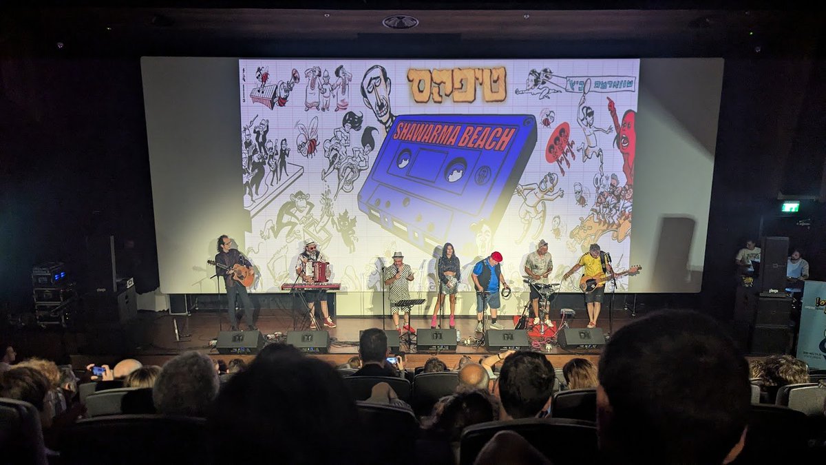1/5
אמל"ק - חפשו הקרנות של שווארמה ביץ', זו אחלה חוויה.

אתמול לקחתי את הבכור (בן 13, לא ממש שומע מוזיקה) והאמצעי (11.5, מתופף ומטאליסט כהגדרתו) לראות את שווארמה ביץ' בסינמטק הרצליה כחלק מפסטיבל אנימקס מוזיקה. 
לא עשיתי להם ממש הכנה חוץ מ"יהיה מגניב".
<a href="/zbengolem/">uri fink</a> <a href="/TeaPacks_/">TeaPacks - טיפקס</a>