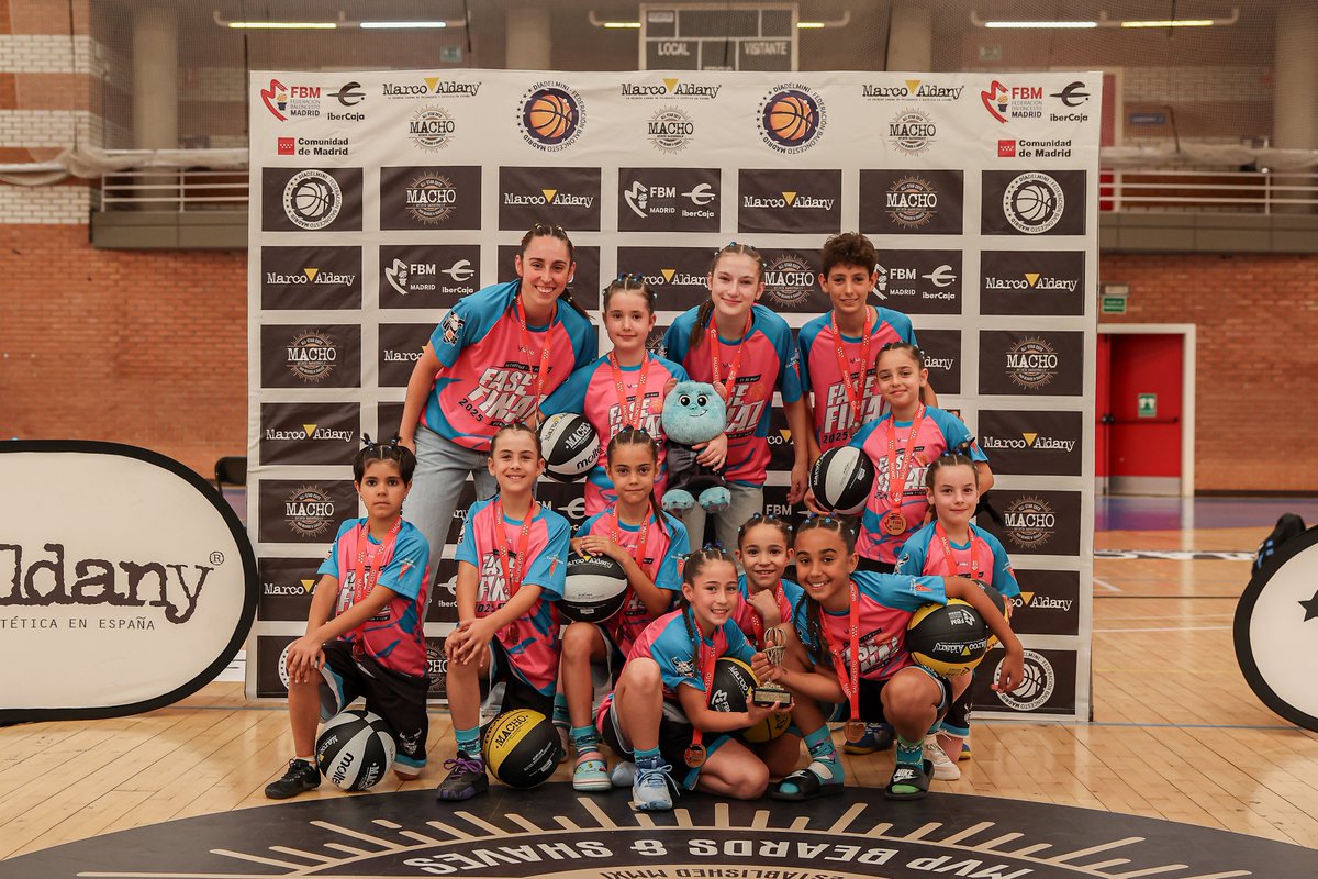FBMadrid's tweet photo. #DíaMiniFBM I Así ha terminado la Liga @MarcoAldany
Benjamín femenina de primer año

🥇Campeón: @B_ParqueSureste 
🥈Subcampeón: @DistritOlimpico Sánchez
🥉Tercer clasificado: @UrosDeRivas Ferrual
4⃣ Cuarto clasificado: Innova-tsn @basketleganes https://t.co/3JynUyBzEV