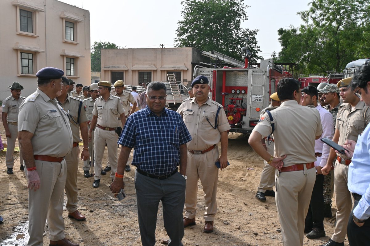 #Jhunjhunu held an "Operation Shield" mock drill today at the Police Line. Simulating an airstrike, it tested rapid response &amp; coordination of administration, police, &amp; rescue teams. Great insights gained to boost emergency preparedness! <a href="/RajCMO/">CMO Rajasthan</a> <a href="/BhajanlalBjp/">Bhajanlal Sharma</a>