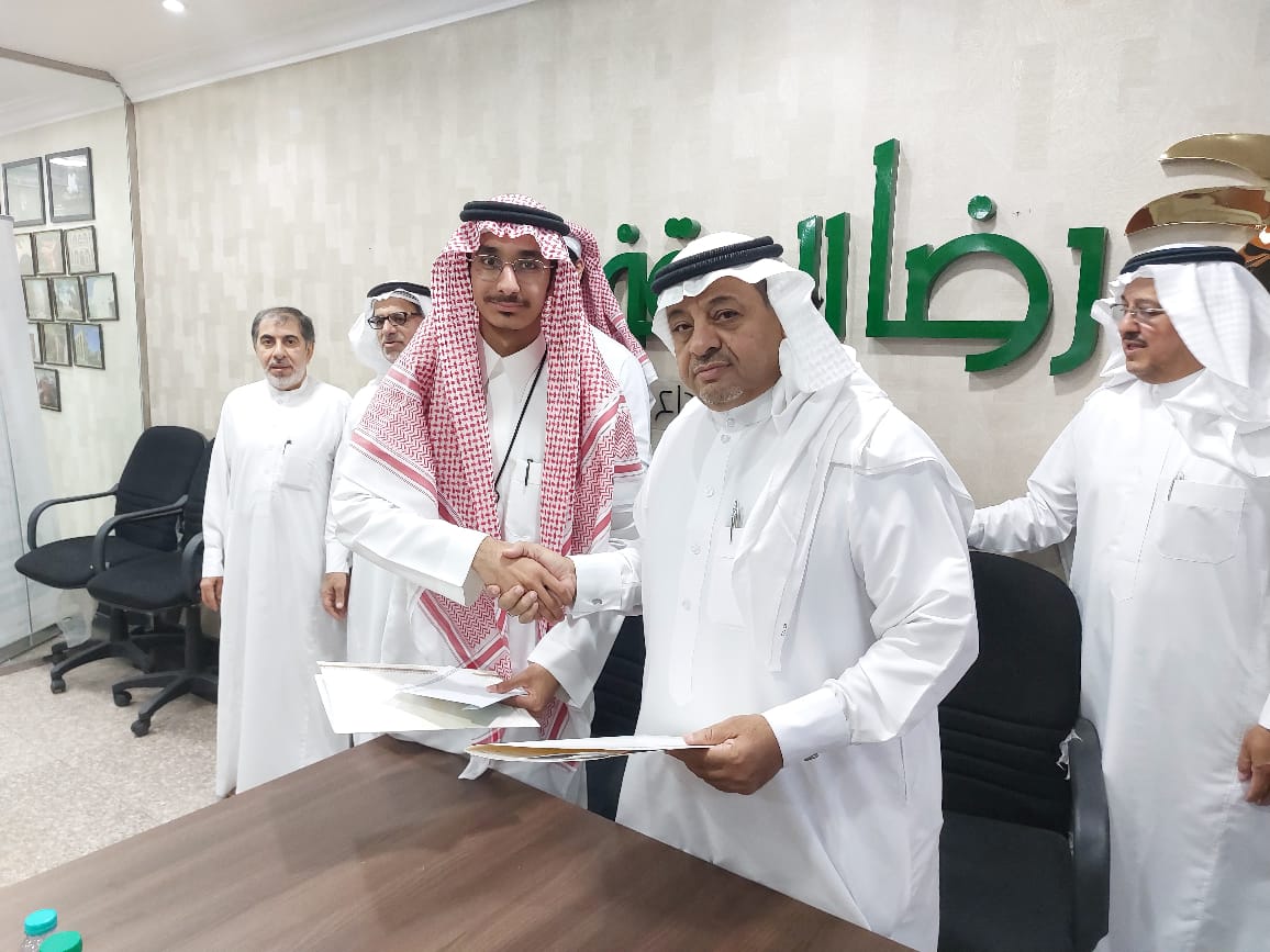 Redha44W's tweet photo. استمرار لنهج مؤسسة رضا الوقفية في دعم وتشجيع مبادرات و مشاريع الإبداع المعرفي النوعية فقد تم عقد اتفاقية رعاية لفريق AMPED المشارك في مسابقة Formula 1in School والمعروف حاليا ب Stem Racing والذي يقيمه مركز إثراء التابع لشركة أرامكو السعودية.
ويعد فورملا ١ للمدارس برنامجا تعليميا عالميا يهدف الى رفع مستوى الوعي بمواد العلوم والتقنية والهندسة والرياضيات عبر مسابقة لتطوير سيارة فورملا-١ مصغرة. 
ويتكون فريق AMPED من نخبة من طلبة المرحلة الثانوية المبدعين كالتالي:
١- عبدالله المغلوث 
٢- خليفه المغلوث 
٣- منار الشعيبي 
٤- حمود الشويب
٥- فاطمه البحراني 
٦- احمد الصبي 
هذا ويقوم بتدريب الفريق والإشراف عليه عدد من المدربين الاكفاء وهم :
ا. رهام الراشد
ا. جلال البقشي
م. علي الناصر
م. نورة السعدي
م. حيدر الجنوبي
ا. سارة الودعاني
ومن الجدير بالذكر ان فريق AMPED  قد تاهل من ضمن ١٨ فريق الى المرحلة النهائية على المستوى الوطني والتي ستقام في مركز إثراء في منتصف شهر يوليو ٢٠٢٥ و ستتأهل الثلاث فرق الفائزة الى منافسات المرحلة النهائية على. المستوى العالمي والتي ستقام في سنغافورة في الربع الرابع من هذا العام، 
كل الدعم والأمنيات لفريق AMPED  في التاهل والفوز بهذه المسابقة العلمية والابداعية