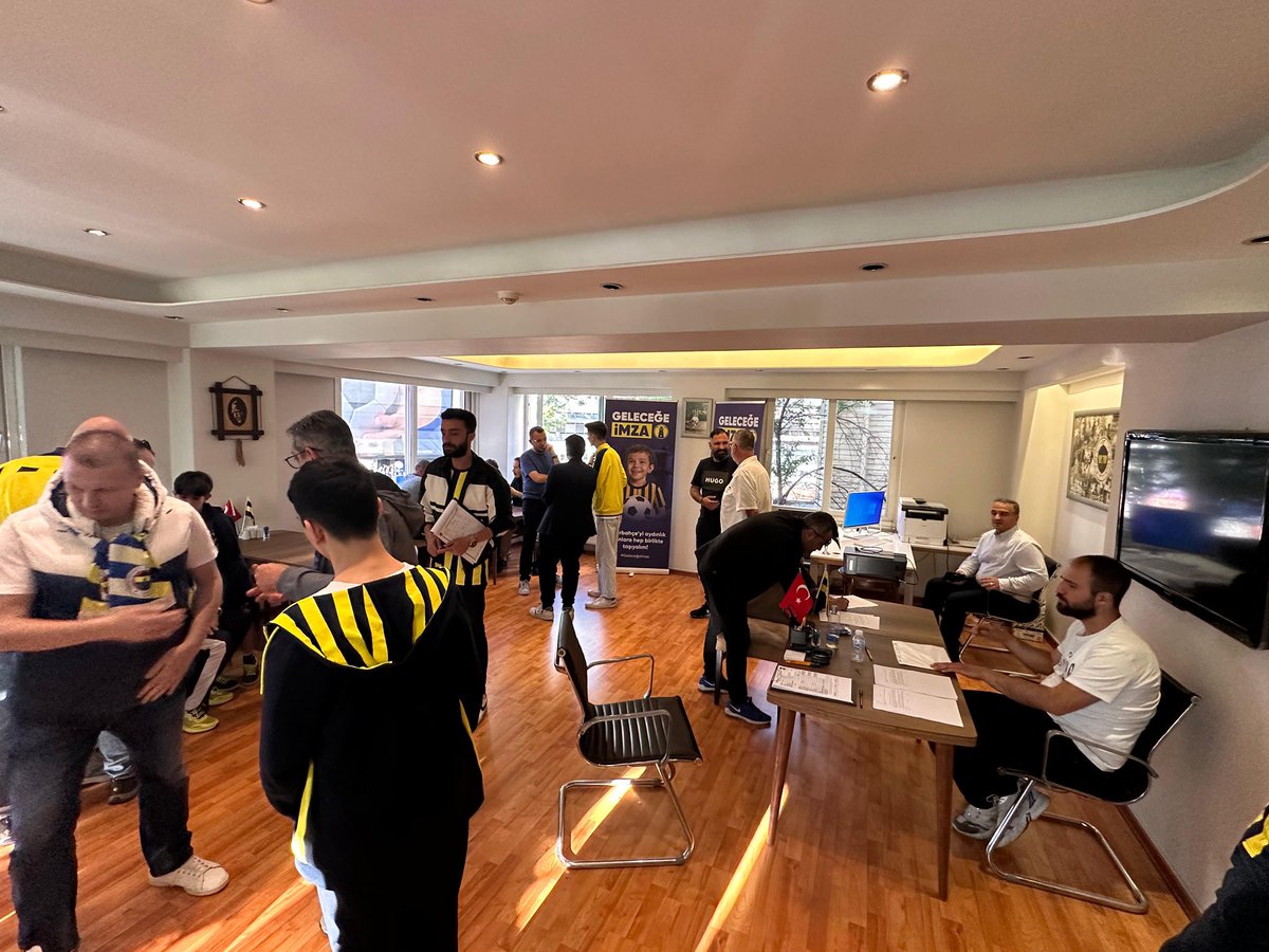 Kulüp üyelerimiz, Konyaspor maçının ardından #Geleceğeİmza ofisinde imzalarını vermeye başladı.

Gösterdiğiniz destek için teşekkür ederiz. Hep birlikte başaracağız!

#Geleceğeİmza