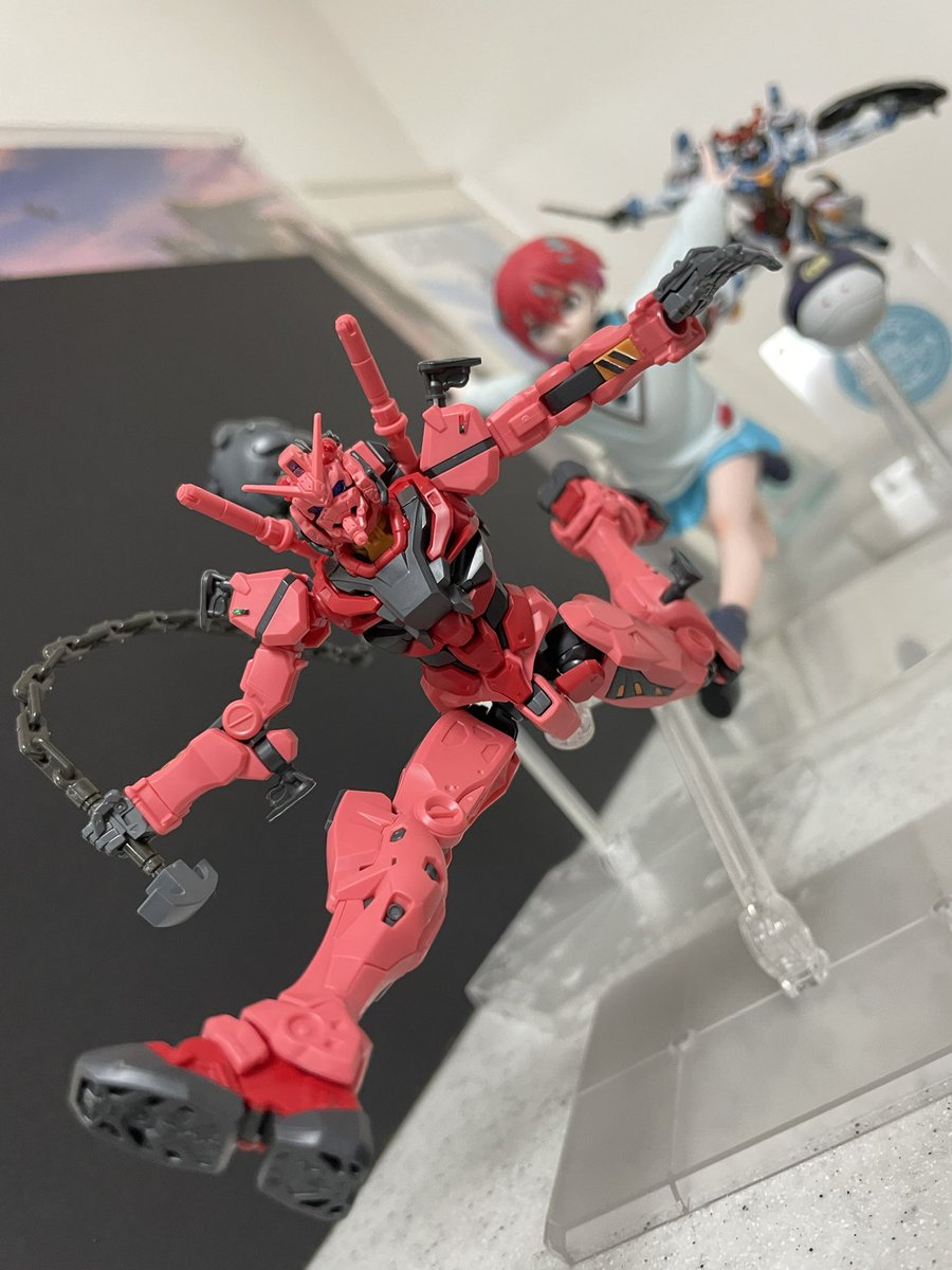 赤いガンダムの巣組みです。
よく動くのでポージング楽しめそう。
老眼に厳しいのはジークアクスの仕様ですか？
ビットはお友達に譲渡。近いうちにフル装備のガンダムを見せてくれるでしょう。
＃ガンプラ ＃ジークアクス ＃赤いガンダム