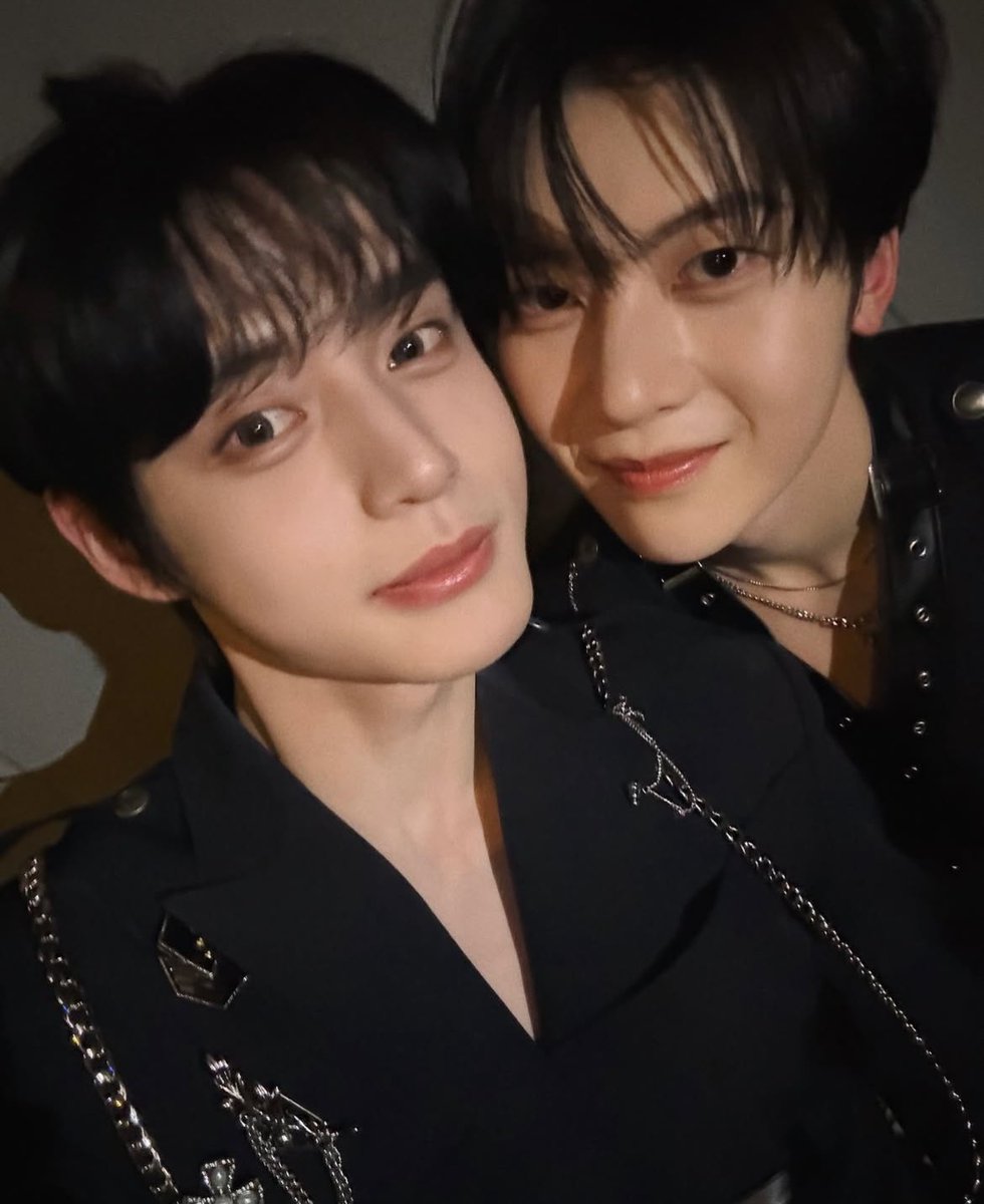 EVERYONE PAUSE????!