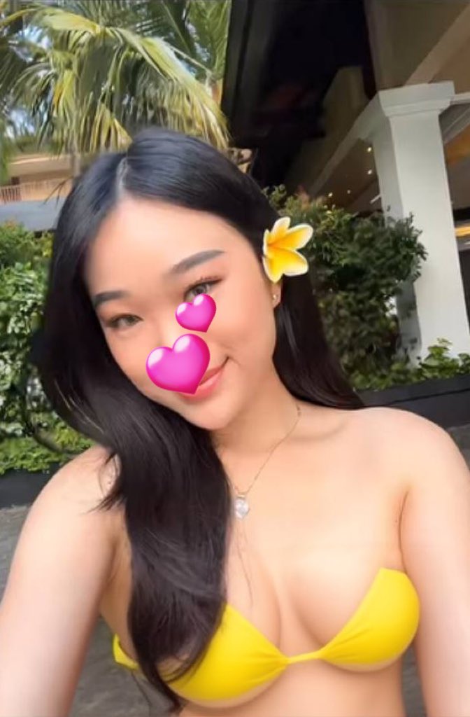 Bikininya kok jd kekecilan yah 🤔