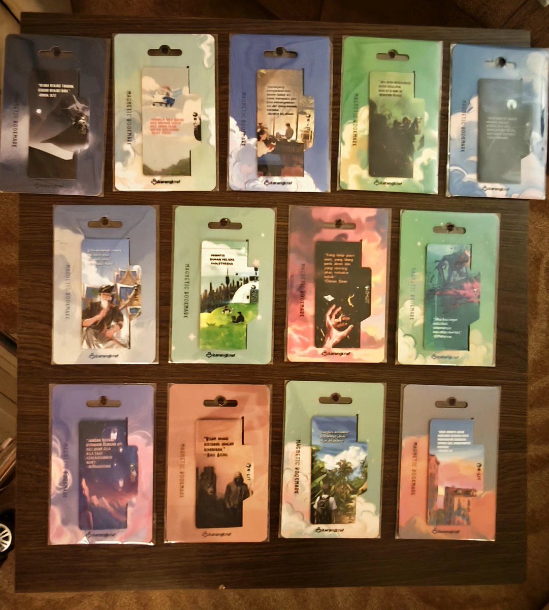 Bookhaul dari PBAKL2025.
4 buku yg atas adalah naskah dr Bitara Scavengers Hunt dan buku percuma dari Cereka. 

Paling penting, sambar semua magnetic bookmark K-Lit. 🤭 Koyak je tak ada. Eh. Koyak lah kita nye pun.