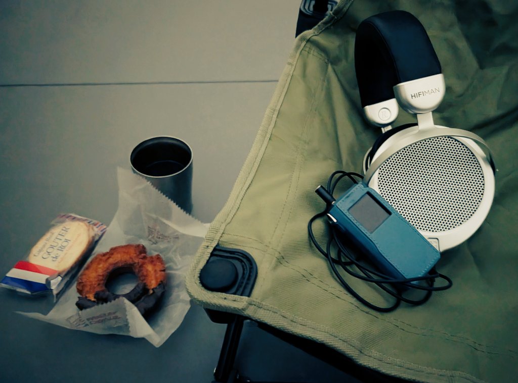 ベランダでコーヒーとチョコファッションをお供に夜オーディオ🌃
BTR17＋DIVAProの組み合わせで聴くChillMUSICは心落ち着きますね🎧😌