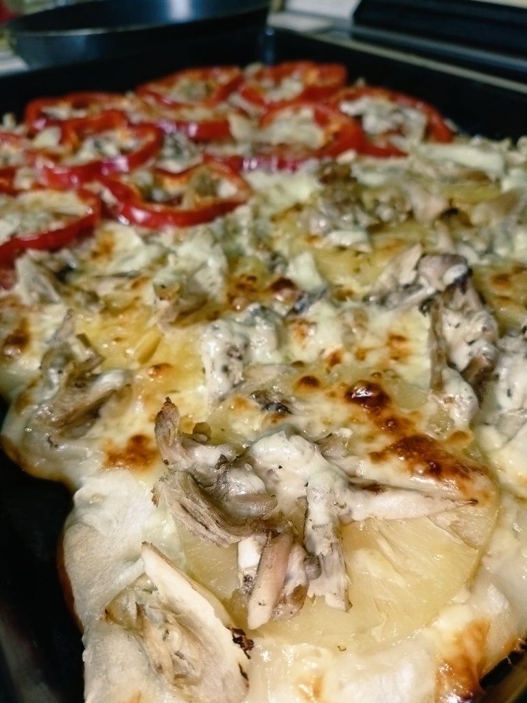 Дачная пицца с ананасами