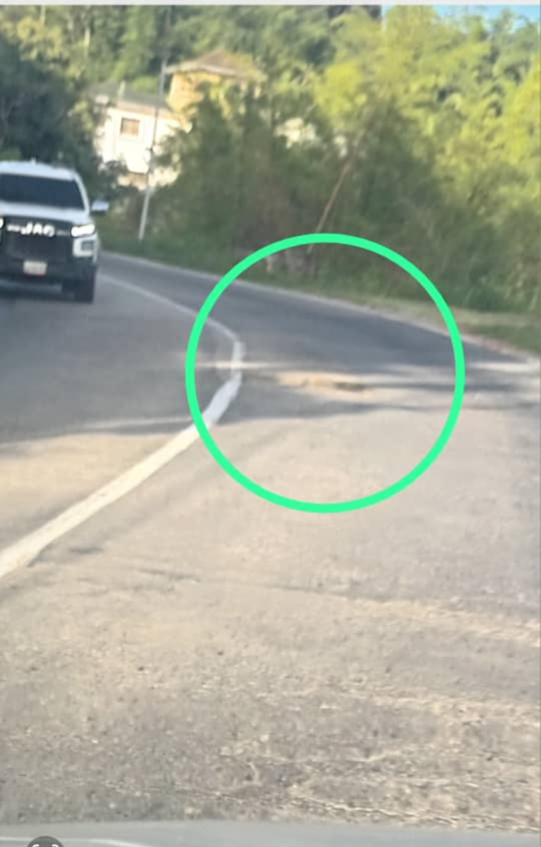 Buenos dias.  Reporto este hueco que está en  la subida de la carretera entre la USB y El Placer. Está ya bastante profundo y difícil de esquivar.  Podría ocasionar un accidente y hasta pérdida de un caucho