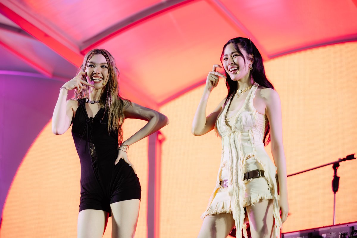 Ch3Thailand_33's tweet photo. ศิลปิน #BECMusic ขึ้นโชว์บนเวที BESea Music Festival 2025 วันแรก เก่งมากทุกคนเล้ยยย #Taew #BowMaylada #Amanda #Kaykai #Smith #LingOrm #Blyss
พรุ่งนี้ยังมาให้กำลังใจทุกคนได้อีกวันน้าาา
รับชมภาพเพิ่มเติมได้ที่ Facebook Ch3Thailand
#BESeaMusicFest_Day1
#BESeaMusicFest2025 https://t.co/G21SbY527A