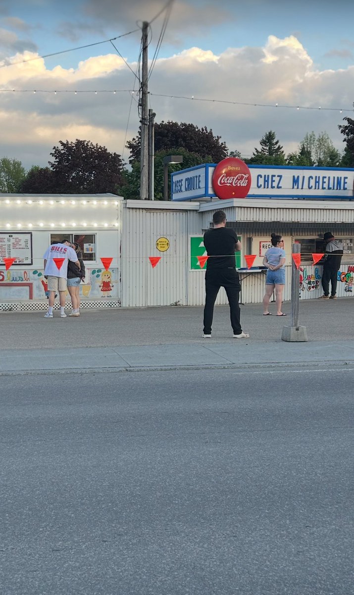 StefGasse's tweet photo. Toujours avoir son radar allumé, comme quand on croise un membre de la @BillsMafia à l’entrée d’un chic établissement, une grave omission du @guideMichelinFR.
#Radar #BillsMafia #GoBills https://t.co/3xCbL1jYX2