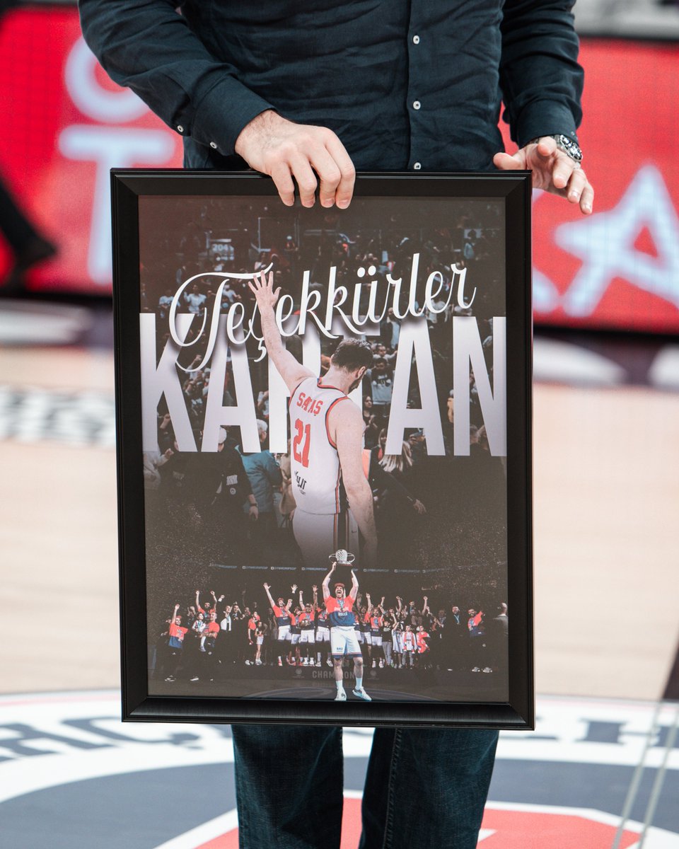 BKBasketbol's tweet photo. 🙏 Genel Menajerimiz Pınar Çiler Çağlayan, TOFAŞ maçımız öncesinde Oğuz Savaş’a takımımız ve ülke basketboluna katkıları için hatıra fotoğrafı takdim etti.
#TeşekkürlerKaptan

❤️💙 #FlyHighTogether | @basketsuperligi #AvrupanınEnSüperi https://t.co/F6A7ji9sF2