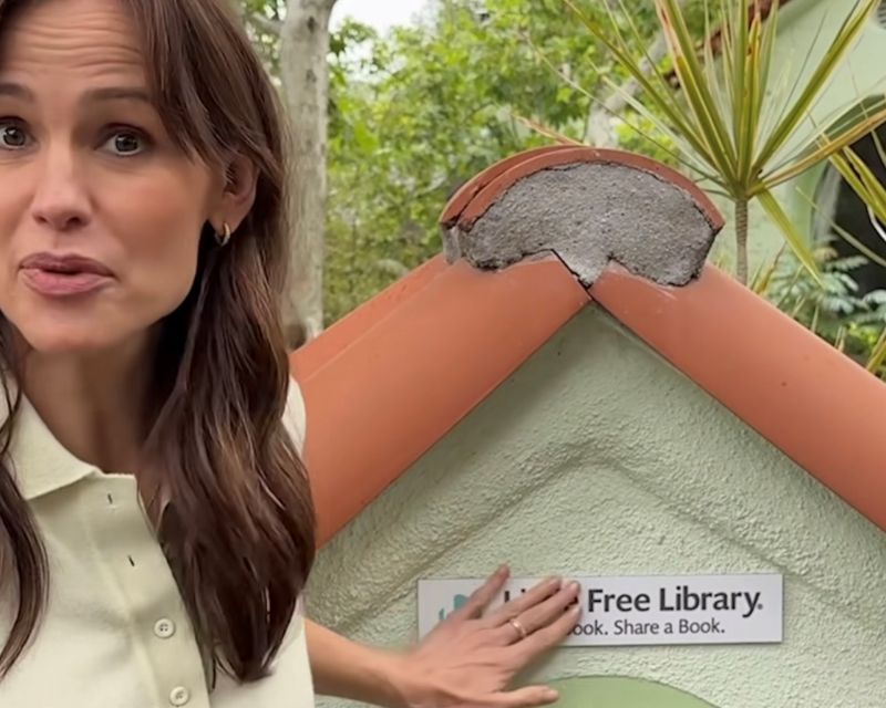Little Free Library® (@ltlfreelibrary) on Twitter photo 🍰 <a href="/KitchenAidUSA/">KitchenAid</a>, the kitchen appliance company, recently premiered an ad starring Jennifer Garner (of #PretendCookingShow fame), author <a href="/marlafrazee/">Marla Frazee</a>, and a #LittleFreeLibrary!
We dare you not to get hungry watching this adorable video: lflib.org/kitchenaid-bak… 🍰 <a href="/KitchenAidUSA/">KitchenAid</a>, the kitchen appliance company, recently premiered an ad starring Jennifer Garner (of #PretendCookingShow fame), author <a href="/marlafrazee/">Marla Frazee</a>, and a #LittleFreeLibrary!
We dare you not to get hungry watching this adorable video: lflib.org/kitchenaid-bak…