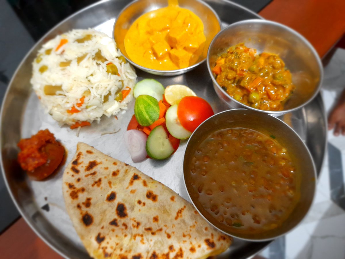 आ जाओ मित्रों डिनर देख लो ,बाद में मत कहना कि बुलाया नही