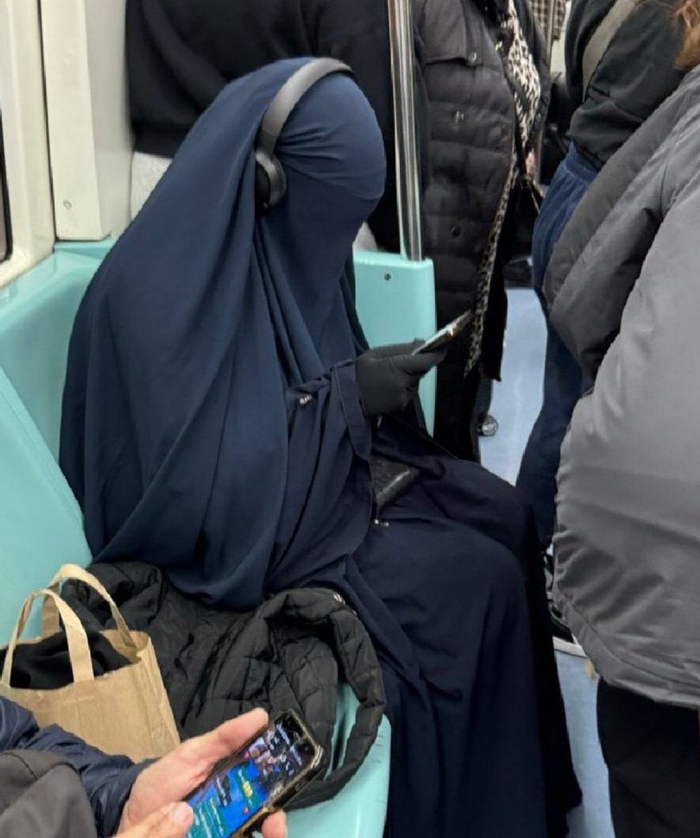 Est ce raciste de dire que cette tenue est abominable, l'humiliation ultime pour les femmes?
Il n'y pas plus misogynes que les islamistes, le parti LFI est complice de leur essor sur notre sol!!!
