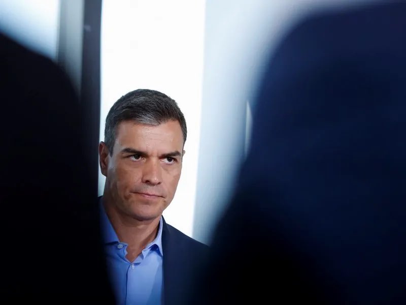 Quien a su patria engaña
y a la Guardia Civil odio tributa,
no es buen hijo de España,
es hijo de la gran pvta.
🌹