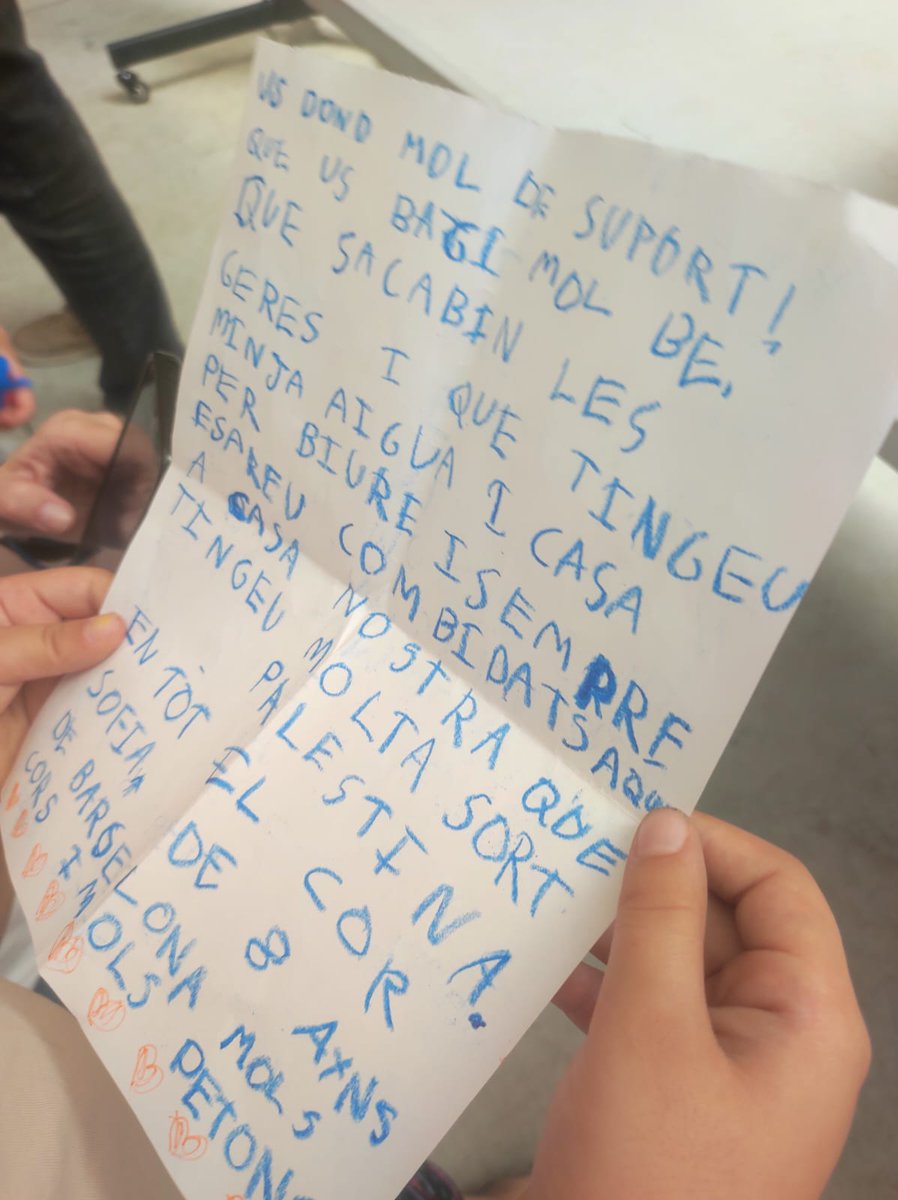 From Sofia (8) to children in #Gaza
أنا بقدم لك كل دعمي
أتمنى تكوني بخير
بدي أن تنتهي الحروب، وأن يكون موجود لديك  طعام وماء وبيت تعيشي فيه
رح يكون  دائمًا مُرحبًا بك في بيتنا.
بتمنى لك حظًا سعيدًا، يا فلسطين
من كل قلبي.
صوفيا، 8 سنوات، من برشلونة
ببعتلك كتير من القلوب والقبلات