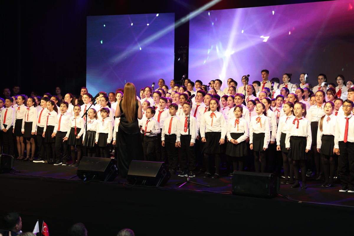 Tüm kampüsler sahnede bir araya gelerek birlik, beraberlik ve barış dolu bir performansa imza attılar. KoroFest’in ruhunu hep birlikte yaşattılar! 💫🎶 #MektebimKoleji #MektebimGelecekBenim #Korofest