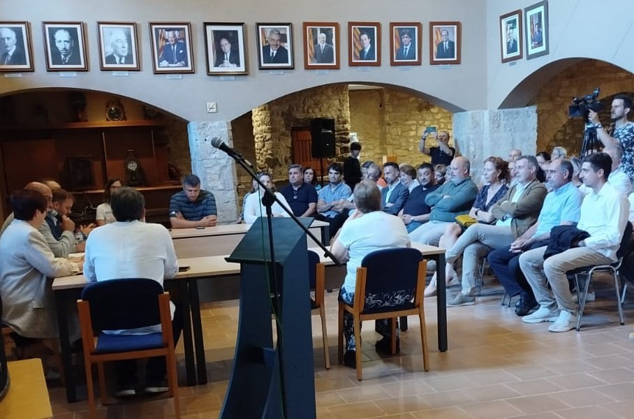 JuntsGirona's tweet photo. 📷 Dolors Bustins, nova alcaldessa de Fontcoberta, al Pla de l'Estany.

👥️ Al ple hi han assistit el president de la @DiputacioGirona, Miquel Noguer, la diputada @MartaMadrenas, alcaldes i regidors de la comarca, i @atarafag, membre de l'executiva de Junts a la Vegueria. https://t.co/0H0wIEW9ar