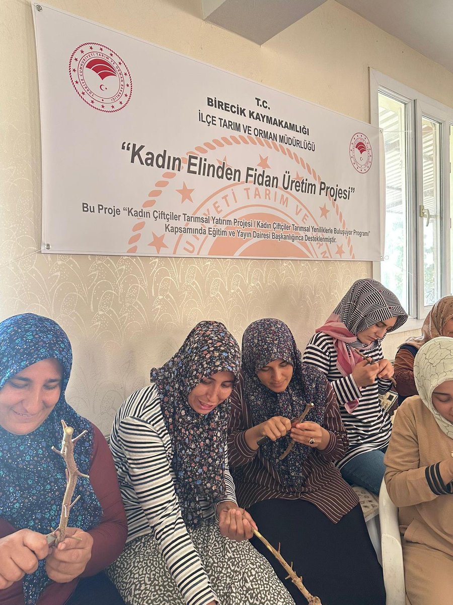 Şanlıurfa Birecik İlçe Tarım ve Orman Müdürlüğü ile Antepfıstığı Araştırma Enstitüsü Müdürlüğü arasında ‘’ Kadın Elinden Fidan Üretim Projesi’’ kapsamında 29.05.2025 tarihinde Birecik İlçesi Meteler Mahallesinde Antepfıstığında teorik ve uygulamalı aşılama eğitimi verilmiştir.