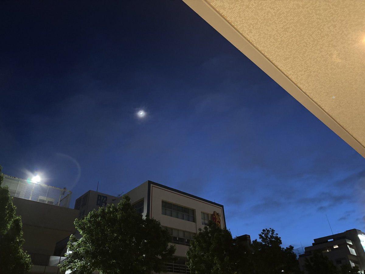 megu_net's tweet photo. 今ツアー見納め人見記念講堂。
会場を出ると月がきれいでした。きょうも帰りは雨降ってなくて良かった。 https://t.co/niQB6sAWeW