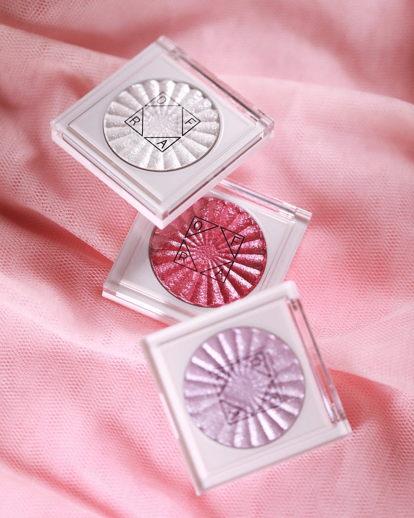 Top your eye look off with a little sparkle: Glisten, Iced, and Chill never miss!✨️🤩 #sparklights #glam #toppers⁠
⁠
📸@olgadann