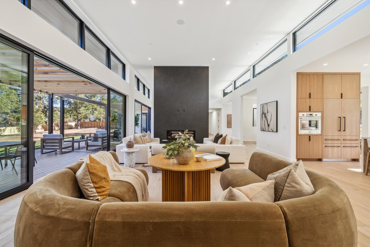 WeatherShield's tweet image. Perfectly placed at the heart of this open floor plan, right between wide open doors and endless possibilities.  When indoor comfort meets outdoor freedom – you get this.

#DesignGoals #ModernSpaces
Inspired by Golden State Lumber