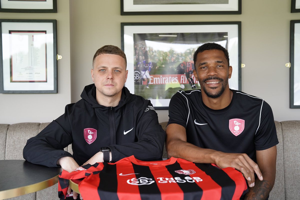 BracknellTownFC's tweet photo. Saturday, Sunshine, Summer … and a signing ✍🏼👀 

Welcome to the club Jeanmal Prosper! The experienced defender and Dominica international joins Bracknell Town FC from Slough Town FC. 

It’s another BIG move as Jordan’s squad takes shape! 🙌🏼 https://t.co/cWZu0Y9xj6