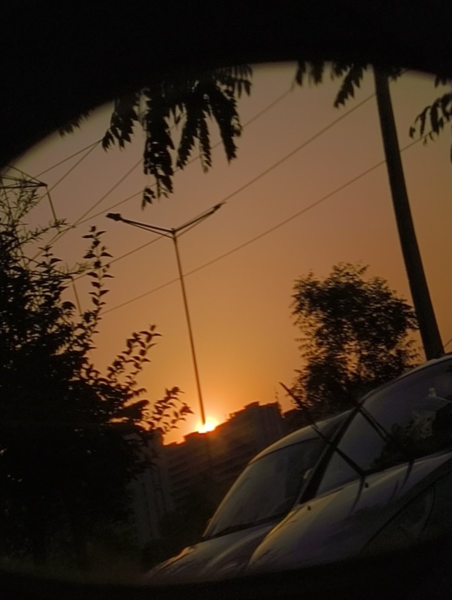 Garvit_272's tweet photo. @theskyaddictt Just a random shot from my bike's mirror 🙂‍↔️ https://t.co/dkOPEezMaF
