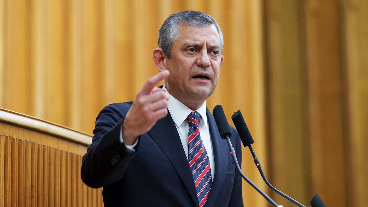 Özgür Özel:

"Tarihin kırılma noktasındayız. Ya bir iftiraya, bir yalana, bir kumpasa bu milleti ikna edecekler ve iktidarlarını sürdürmek için elverişli bir zemin yaratacaklar. Ya da millet 31 Mart'ta verdiği kararın arkasında duracak, iktidar geri adım atacak.

Yılmadan,