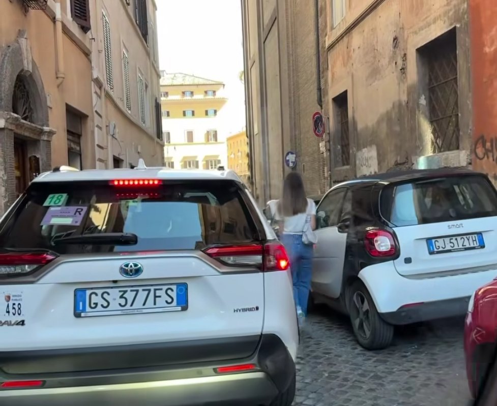 Il famoso centro a misura di pedone promesso in campagna elettorale e la #TolleranzaZero voluta da <a href="/gualtierieurope/">Roberto Gualtieri</a> grazie all'ottimo lavoro del nuovo comandante della PLRC nominato da lui ah no...
<a href="/Antincivili/">Segnalatore Seriale</a> <a href="/QuinziUgo/">Ugo Quinzi</a> <a href="/diarioromano/">diarioromano</a> <a href="/PLRCparodyTM/">PLRC ᵖᵃʳᵒᵈʸ™</a> <a href="/Andreacritico/">Andrea Ferraretto</a> <a href="/stormi1904/">Stormi1904</a>