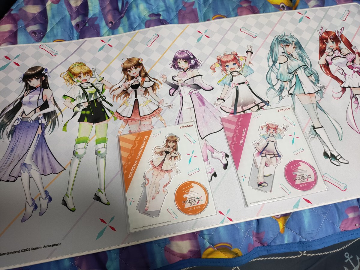 コナクレの景品届いた、ひなビタのマット結構しっかりした作りで良き♪めうめうとまりかたそアクスタもかわゆす🤤❤️