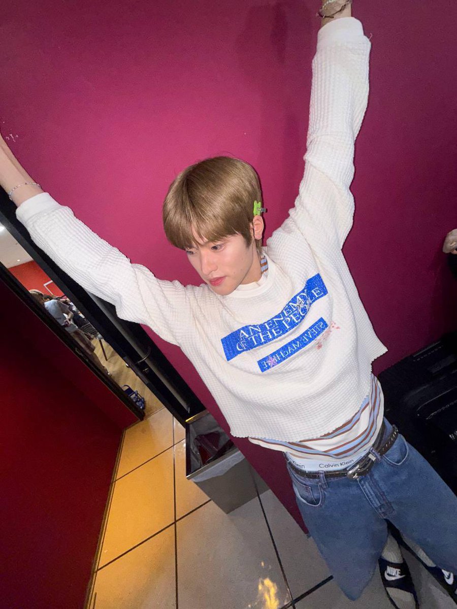 แต่งตัวตามพี่เอยง่ายๆค่ะ ใส่กางเกงใน calvin ke(คอลอิงเคะ) ตามด้วยรองเท้า nike(นิเคะ)