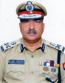 #Lucknow
1991 बैच के #IPS अफसर राजीव कृष्णा को सौंपी गई <a href="/Uppolice/">UP POLICE</a> के मुखिया की जिम्मेदारी, मूल रूप से गौतमबुद्ध नगर के रहने वाले हैं #IPS राजीव कृष्णा, वर्तमान में DG विजिलेंस और पुलिस भर्ती बोर्ड के चैयरमेन जैसे महत्वपूर्ण पद की संभाल रहे थे जिम्मेदारी।
<a href="/Rajeevkrishna69/">Rajeev Krishna IPS, DGP UP</a>